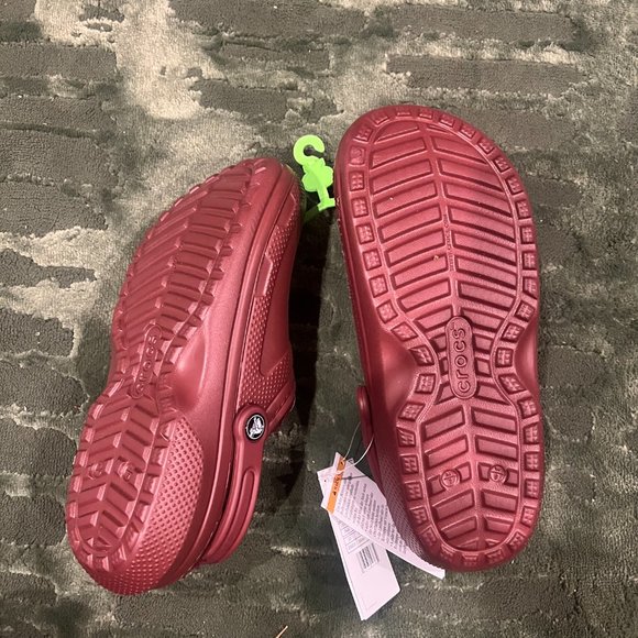 Crocs Classic Lined Clog in Maroon - Picture 4 of 11
